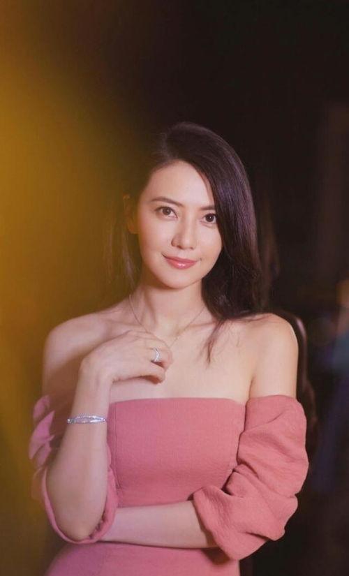 偷拍生活照美女乳沟,生活照中的美女乳沟揭秘