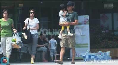 袁泉二十二岁照片,22岁青涩照中的婉约风采